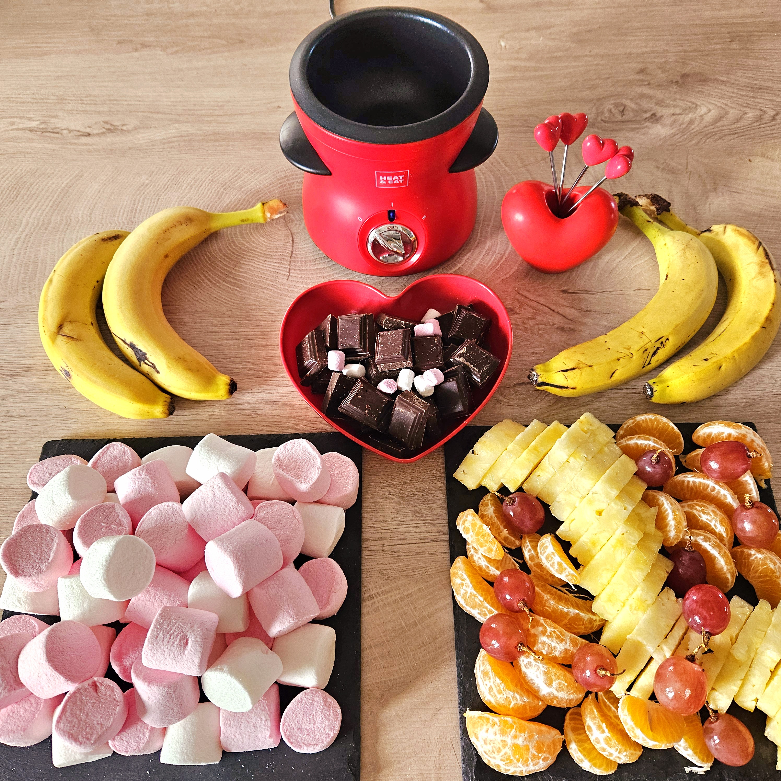 Gourmandise romantique : fondue au chocolat pour deux, servie dans la Suite Émeraude