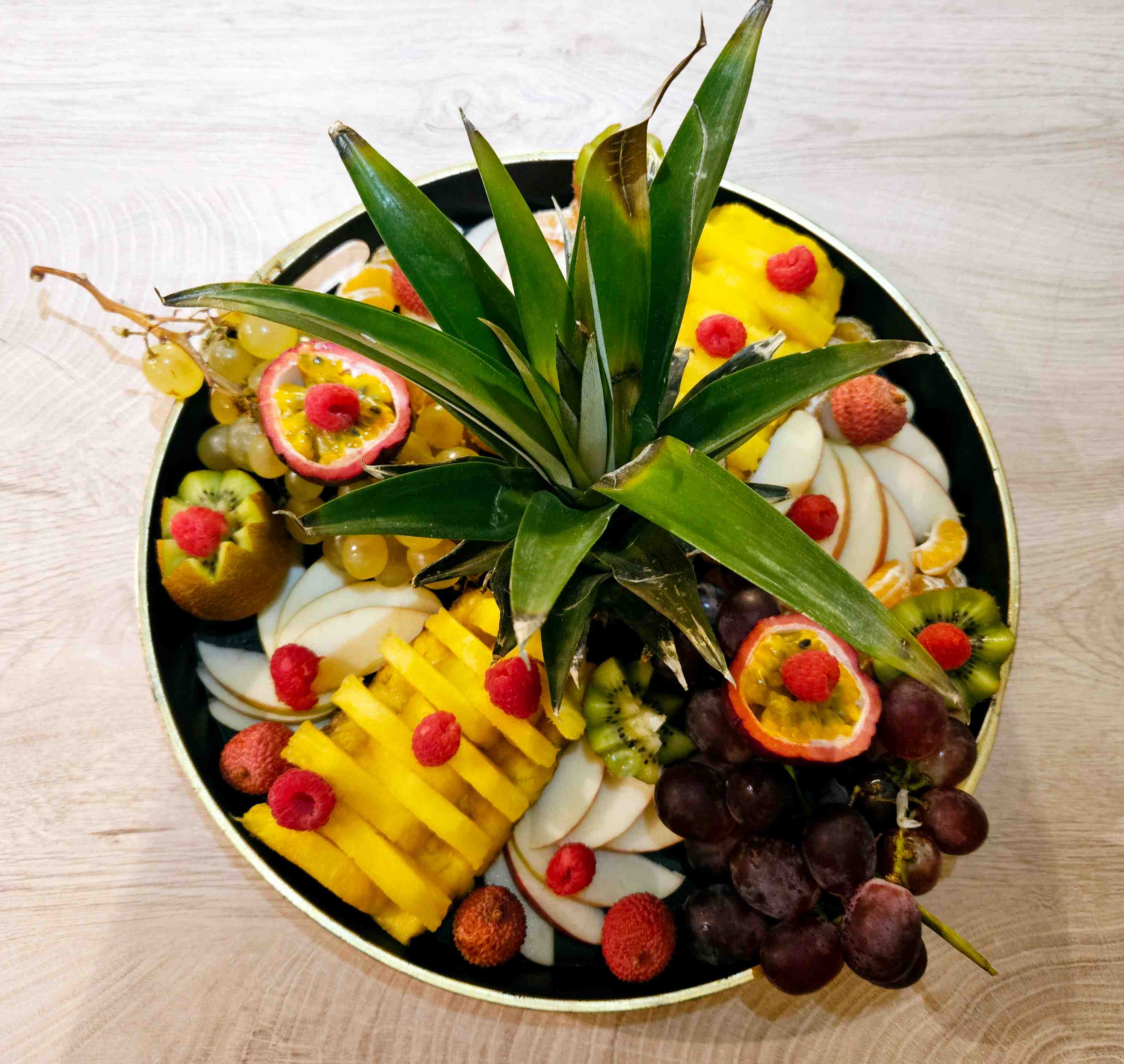 Plateau exotique avec fruits frais et décor raffiné, proposé à la Suite Émeraude