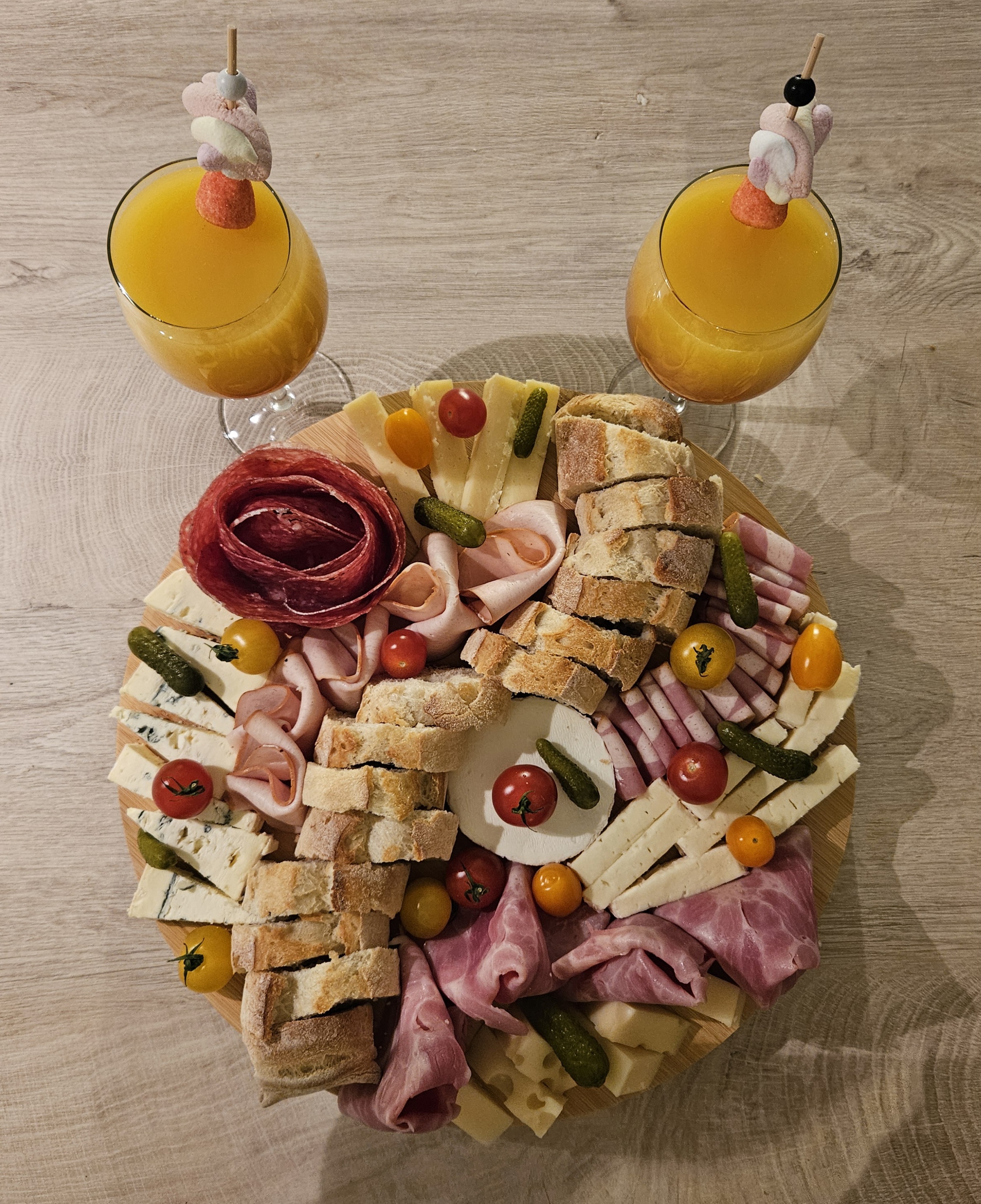 Assortiment de charcuteries fines, idéal pour accompagner un moment convivial dans la Suite Émeraude