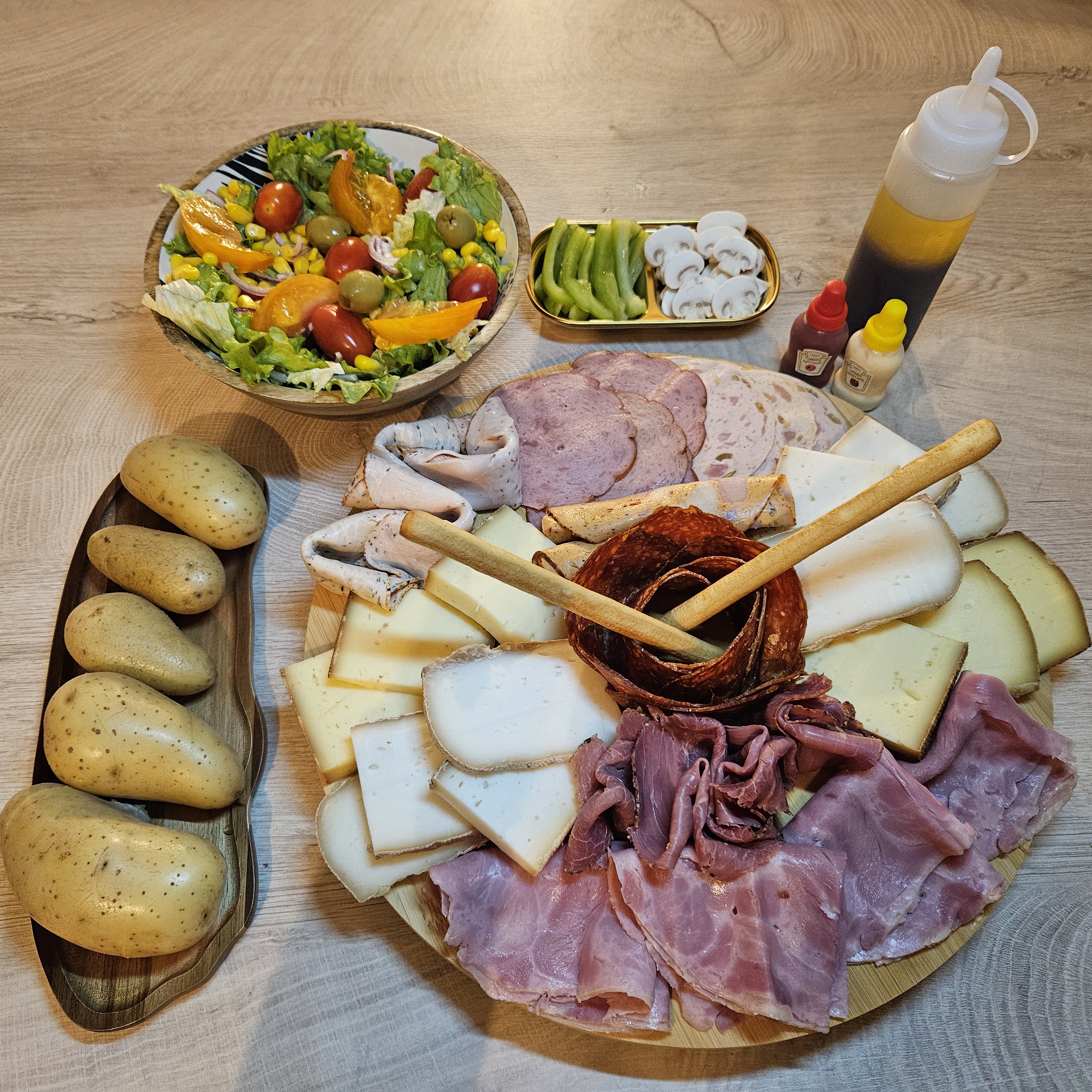 Dîner raclette : moment convivial avec charcuterie et fromage dans la Suite Émeraude